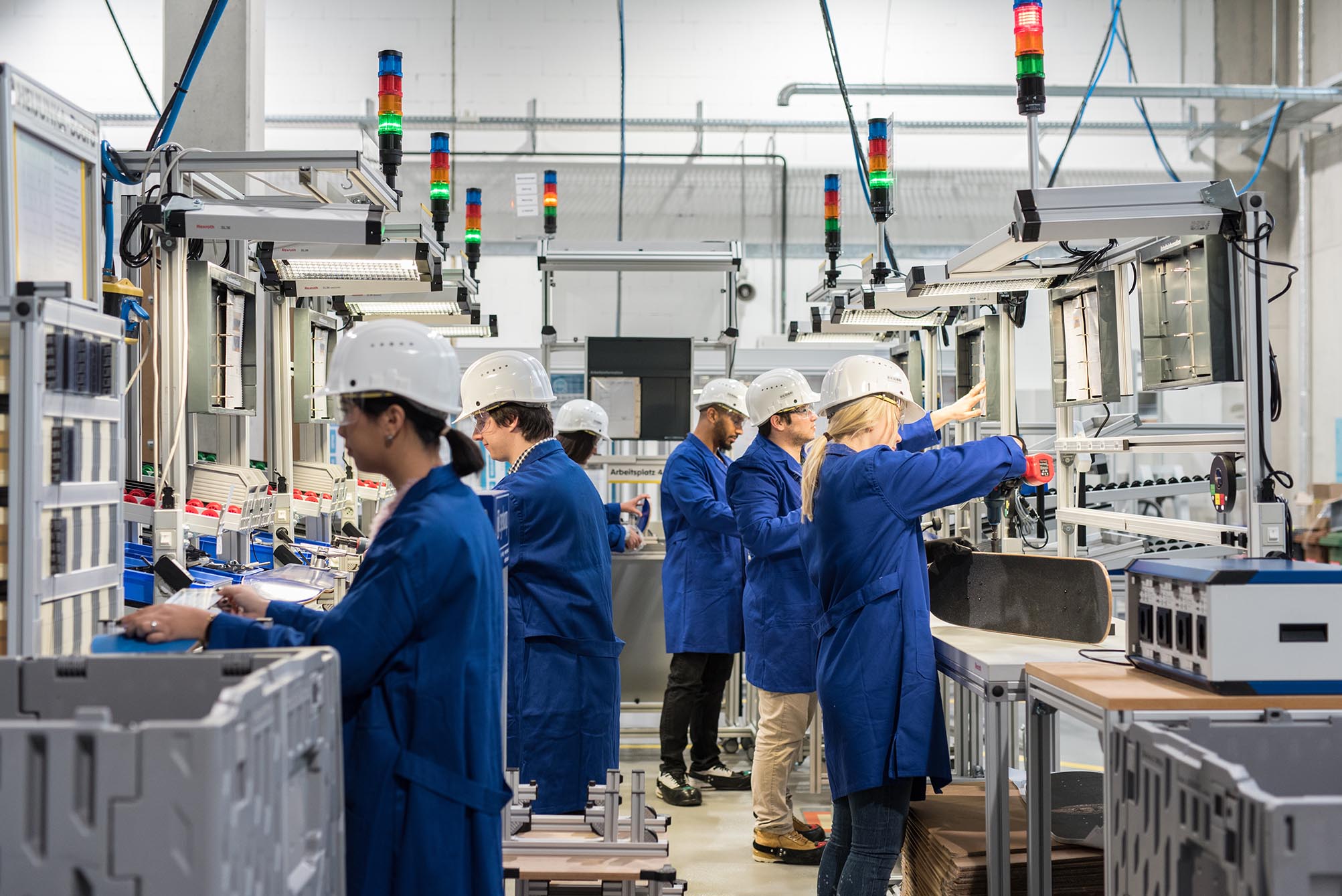 Studierende arbeiten praxisnah in Fertigungszellen.jpg