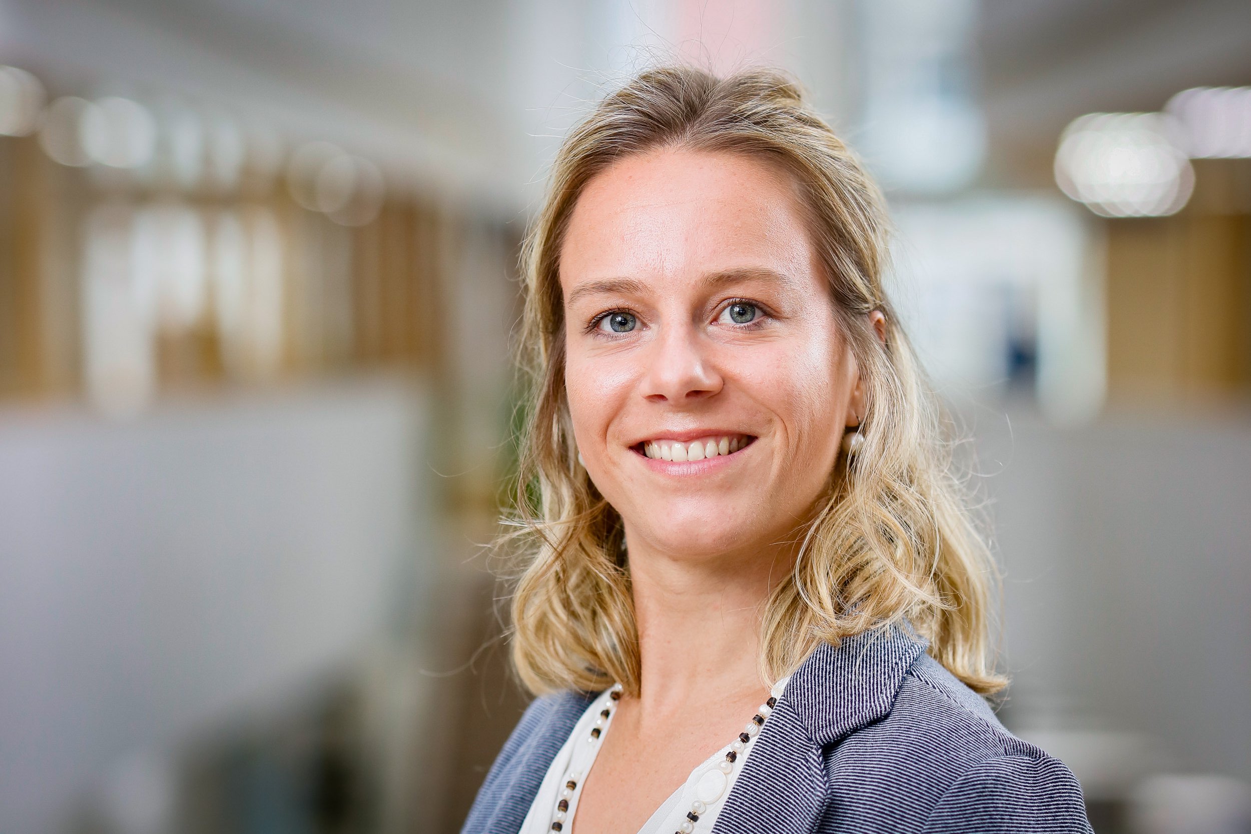 Das Foto zeigt eine Frau mit blonden, mittellangen Haaren.