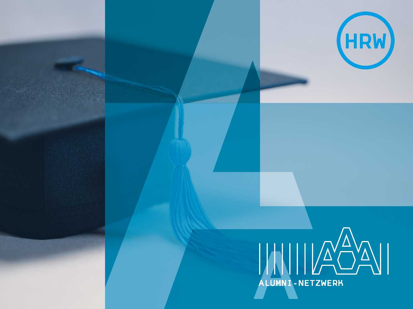 Im Hintegrund ist ein Absolventenhut zu erkennen. Im Vordergrund ist ein Blaues Feld, in welchem das Logo des Alumni-Netzwerkes dargestellt ist.